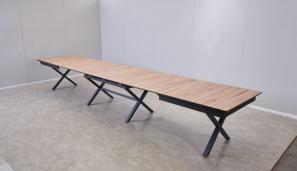 שולחן אוכל דמוי אלון טבעי נפתחת ל-5 מטר דגם גאינט - 24 סועדים